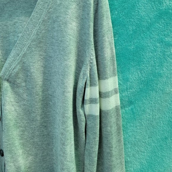 Gap grey button up V-neck sweater made with silk size medium - Picture 3 of 9